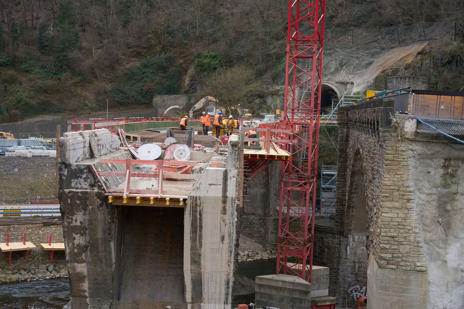 Beim Viadukt wird ebenfalls eine Betonschicht aufgetragen.