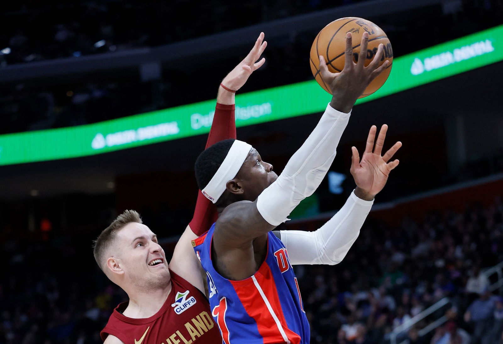 Dennis Schröder (r) von den Detroit Pistons erzielte im Spiel gegen die Cleveland Cavaliers 17 Punkte.