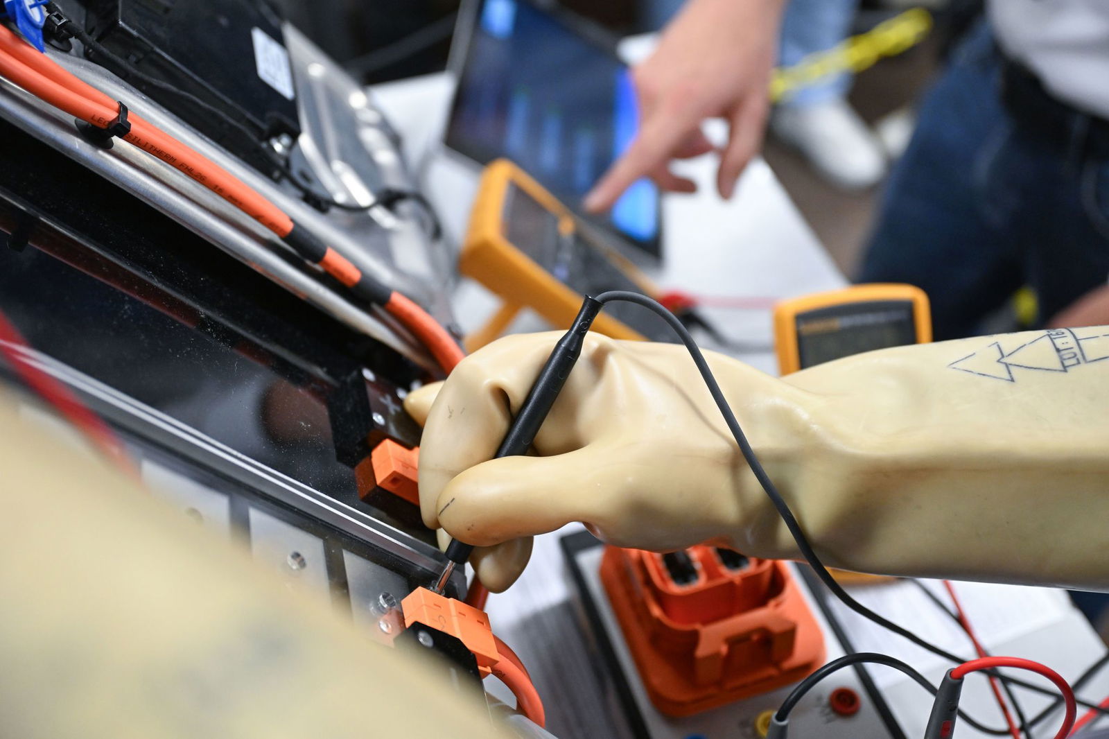 Die IG Metall fordert unter anderem für Auszubildende im Kfz-Handwerk 170 Euro mehr. (Symbolbild)