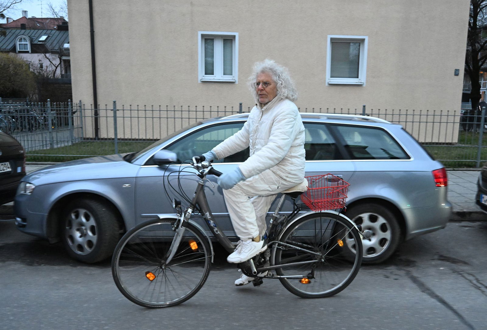 Rainer Langhans ist in Schwabing mit seinem Fahrrad unterwegs. 