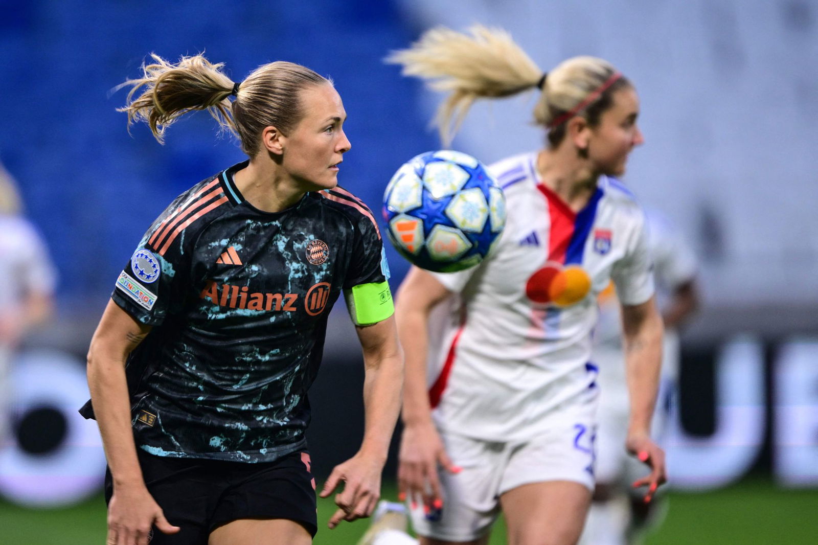 Lindsey Heaps (r.) von Olympique Lyon gegen Magdalena Eriksson von den Bayern.