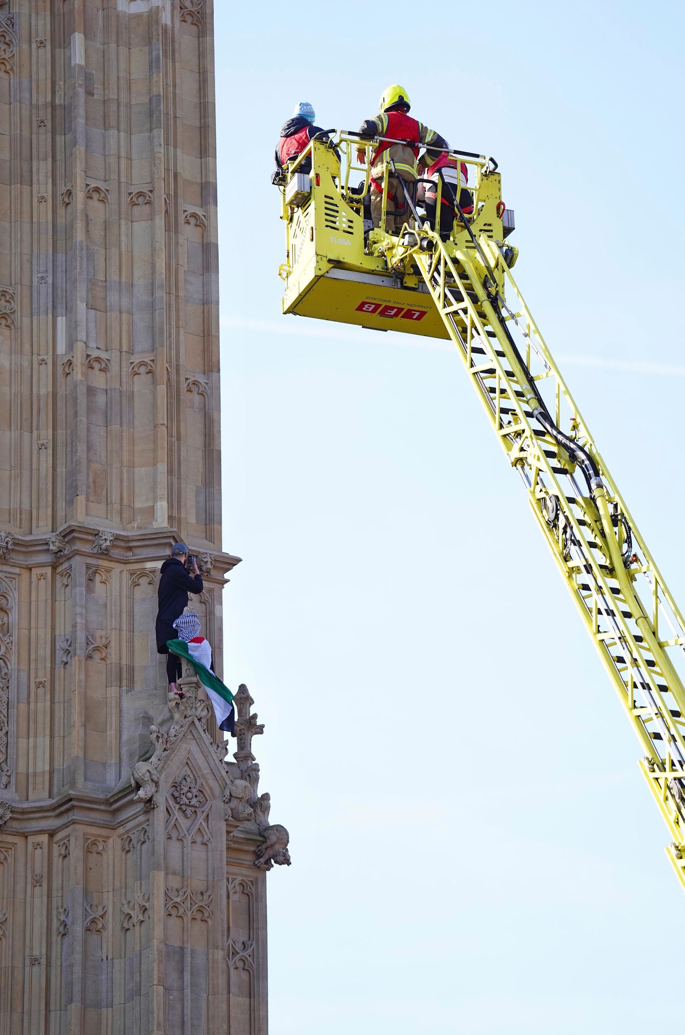 Großeinsatz in London: Ein Mann ist auf den Turm mit der Glocke Big Ben geklettert. 