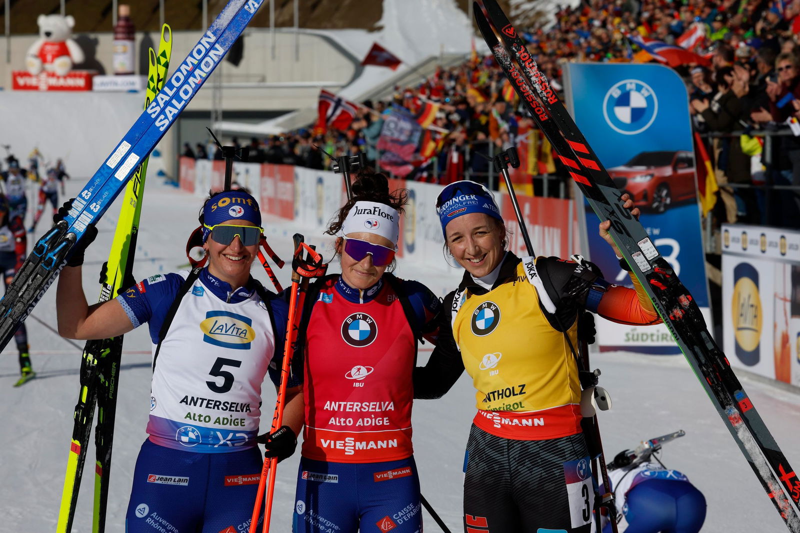 Franziska Preuß (rechts) kämpft gegen Lou Jeanmonnot (Mitte) um den Sieg im Gesamtweltcup.