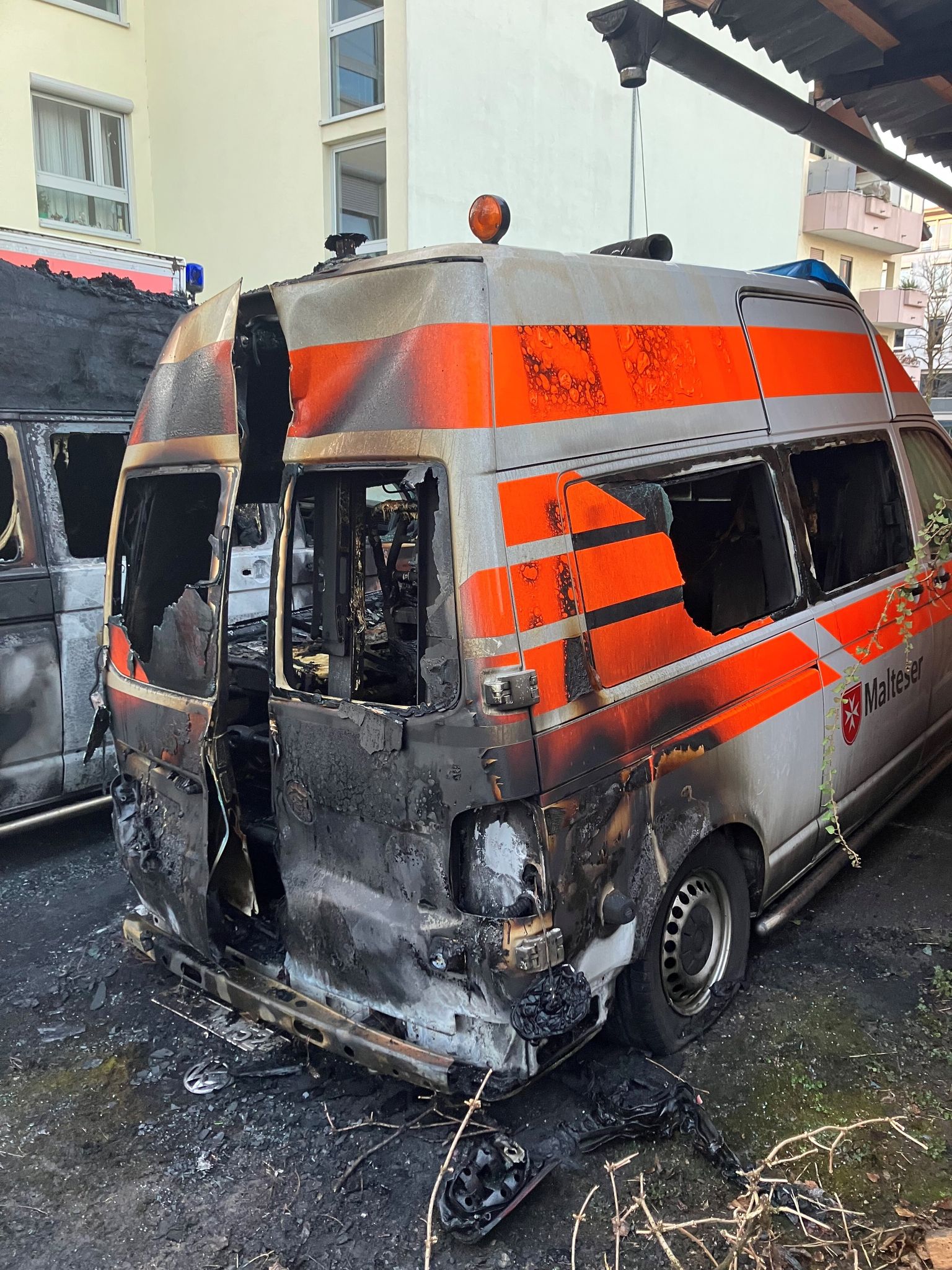 Beim Brand auf dem Parkplatz des Malteser Hilfsdiensts in Freiburg gab es einen Schaden von etwa 450.000 Euro.  