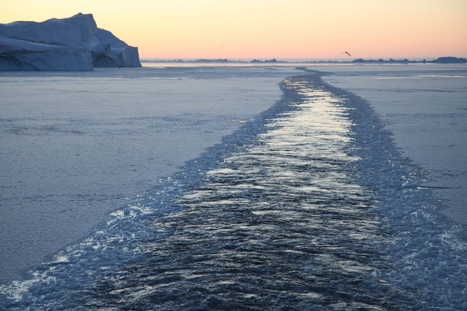 Ein Eisbrecher hat diesen Weg durch das Fjordwasser gebahnt.