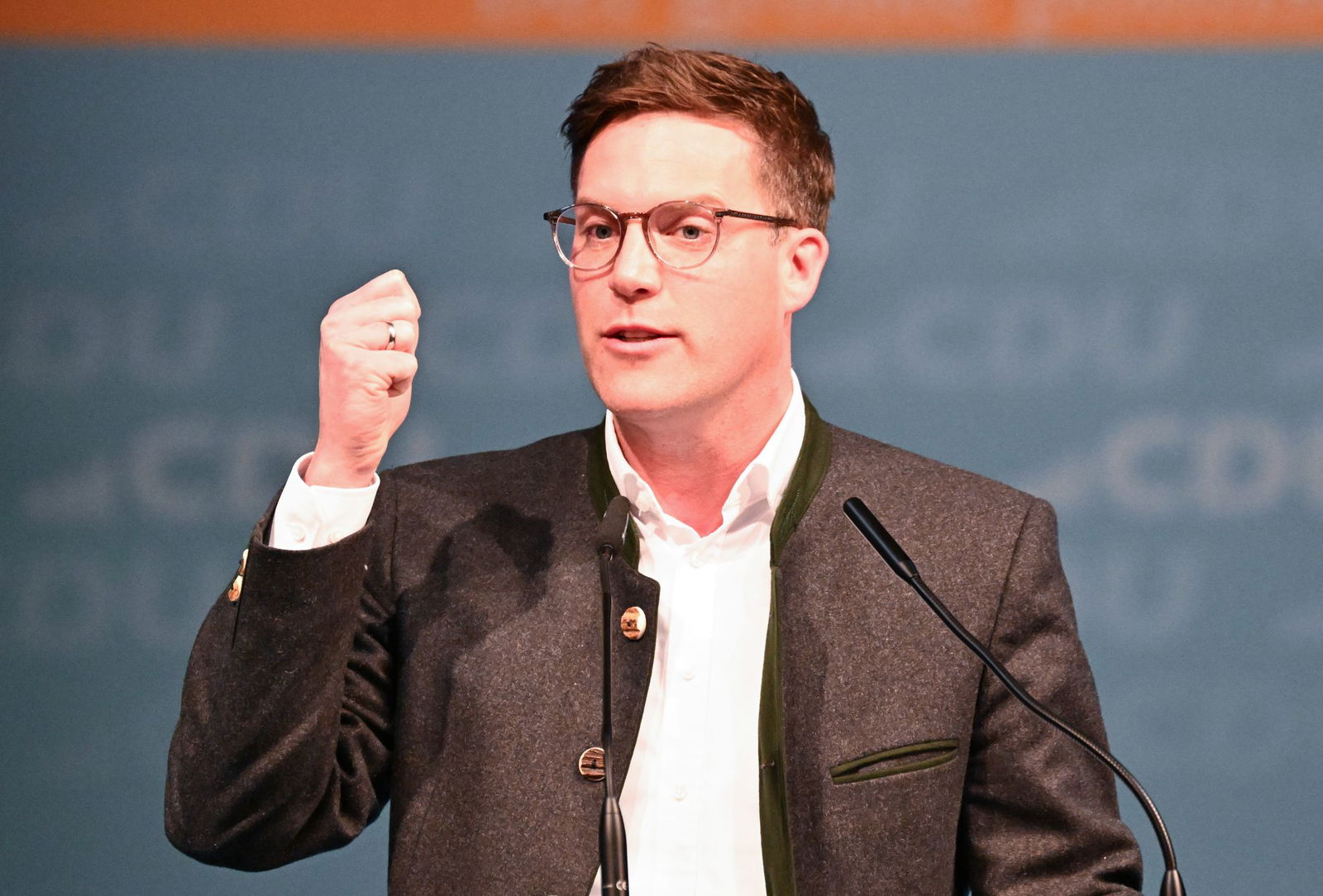 Hagel arbeitete sich in der Sparkasse hoch, parallel zog es ihn früh in die Politik.