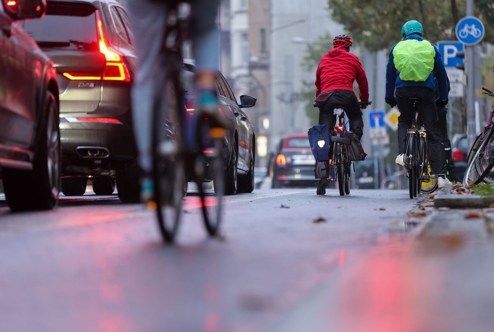 Für ihren Arbeitsplatz fahren viele Rheinland-Pfälzer ins benachbarte Hessen. (Archivbild)