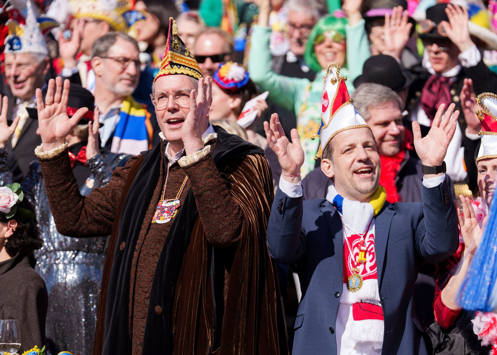 Schweitzer - hier beim Rosenmontagszug in Mainz - sieht die Fastnacht als Gegenmittel gegen alle, die die freie Gesellschaft kaputt machen wollen.