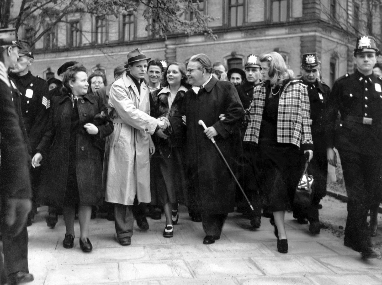 23. April 1949: Veit Harlan (Fünfter von rechts) verlässt mit seiner Ehefrau, der Schauspielerin Kristina Söderbaum ein Gerichtsgebäude in Hamburg. Harlan, der wegen Verbrechen gegen die Menschlichkeit angeklagt war, wurde damals freigesprochen. Er dreht…