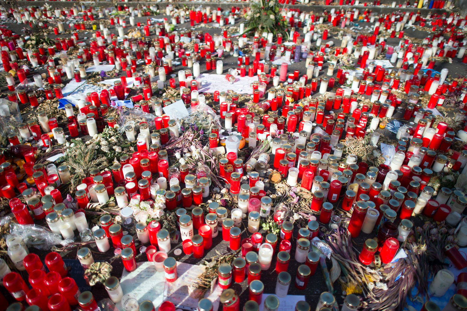 Das Schicksal der Opfer von Flug 4U9525 bewegt Menschen auf der ganzen Welt. Auf dem Schulhof des Joseph-König-Gymnasiums in Haltern entsteht ein Meer aus Kerzen und Blumen. (Archivbild)
