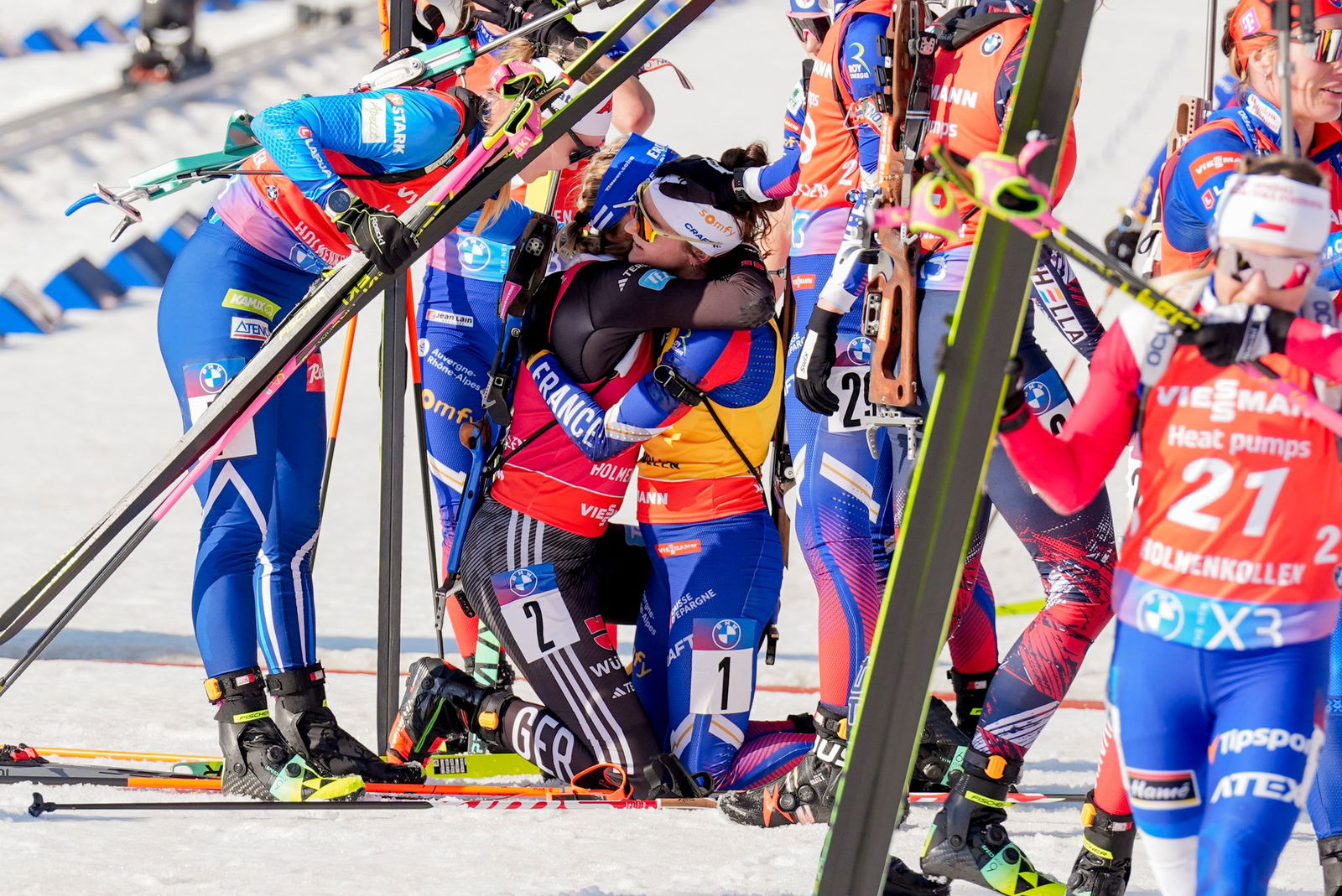 Franziska Preuß tröstet Lou Jeanmonnot.