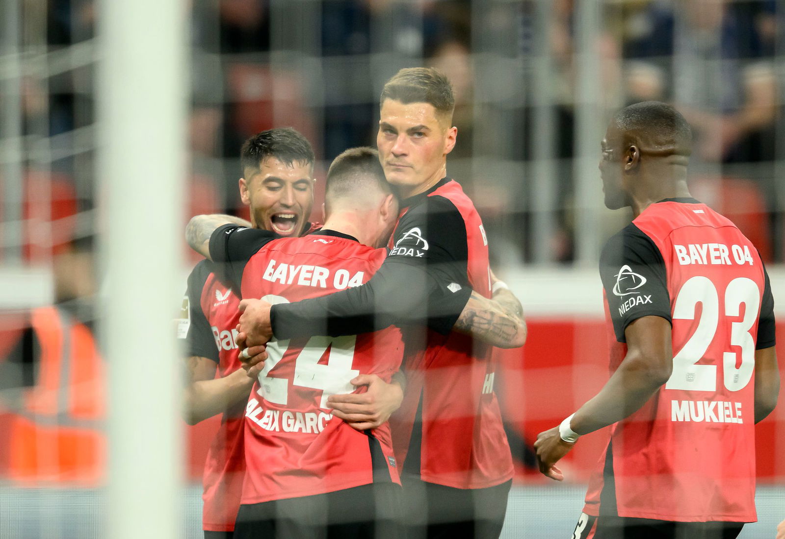 Mit einem Sieg gegen kämpferische Bochumer hält Leverkusen die Hoffnung auf die Titelverteidigung am Leben. 