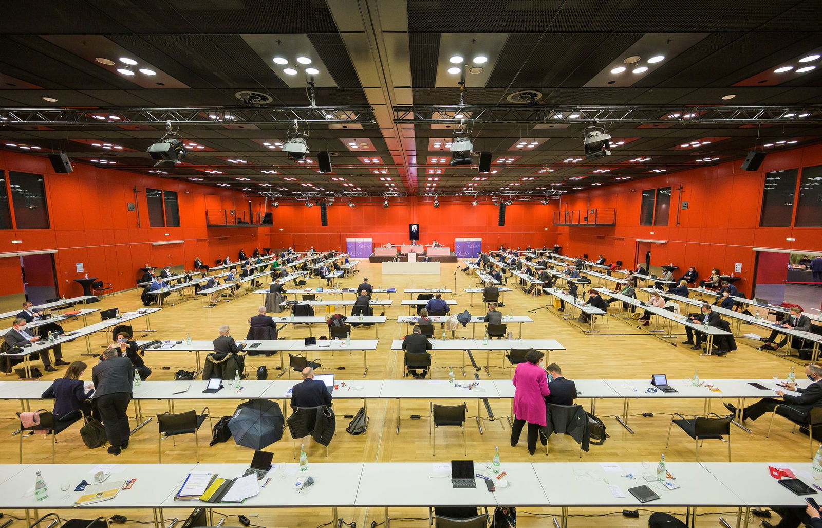 Der Landtag musste sich auch an Corona-Regeln halten. Das Management der Pandemie beschäftigt die Abgeordneten bis heute. (Archivbild)