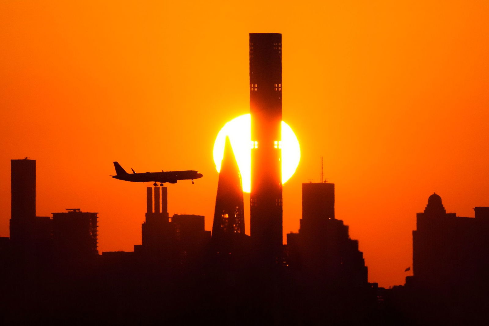 Flugzeug vor der Skyline: Für einige Reisende platzt der Traum vom US-Urlaub. (Archivbild)
