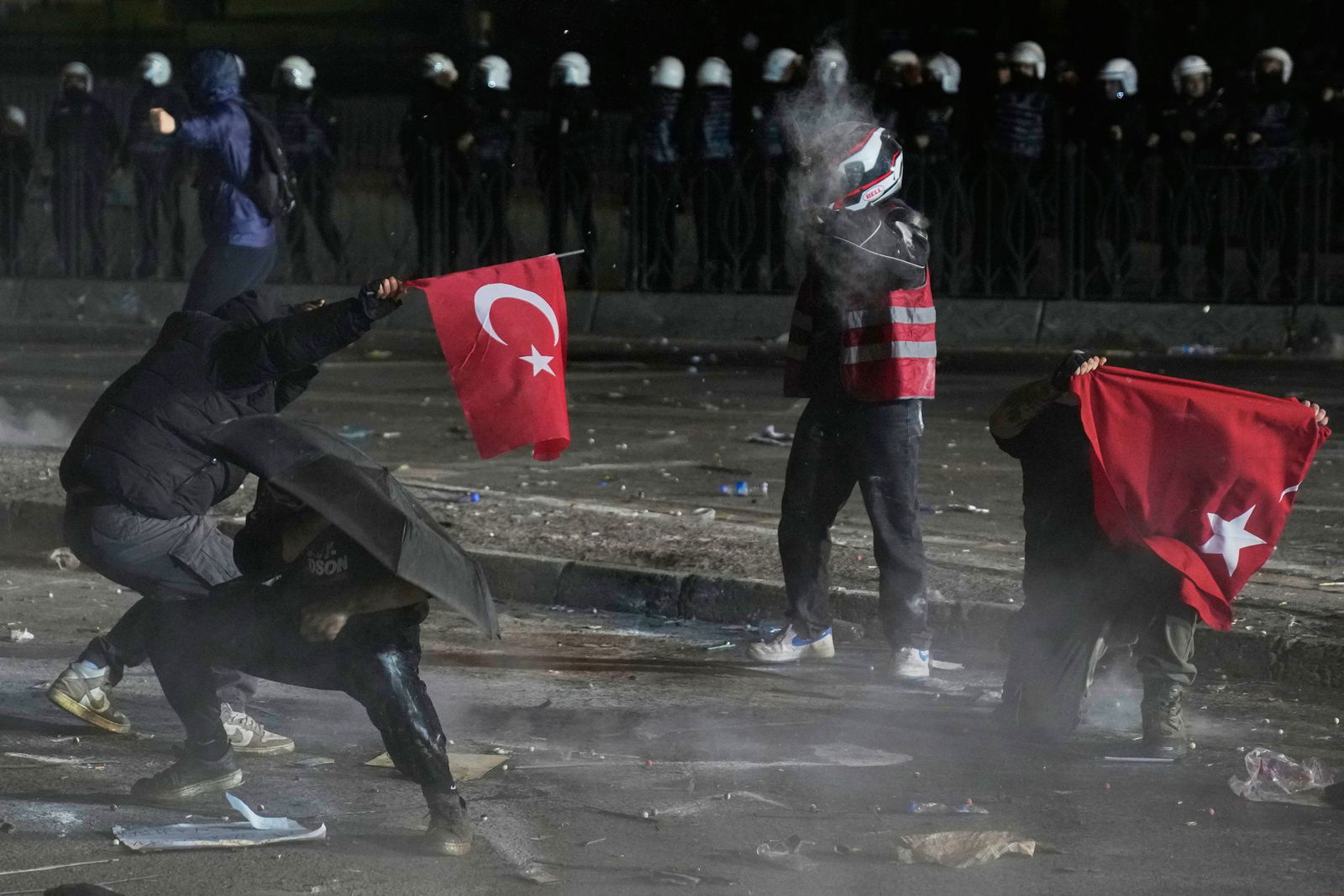 Erneut zogen Zehntausende durch Istanbul, um gegen die Inhaftierung von Imamoglu zu protestieren. 