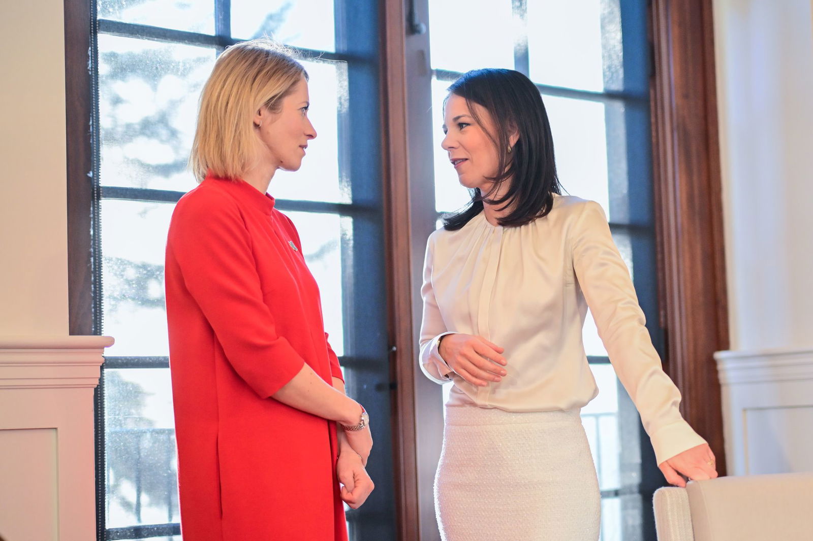 Demonstrative Solidarität mit Kanada: Außenministerin Annalena Baerbock (Grüne) und die EU-Außenbeauftragte Kaja Kallas (l) zeigen sich beim Treffen der G7-Außenministerinnen und -Minister in den Landesfarben des von US-Präsident Donald Trump attackierte…