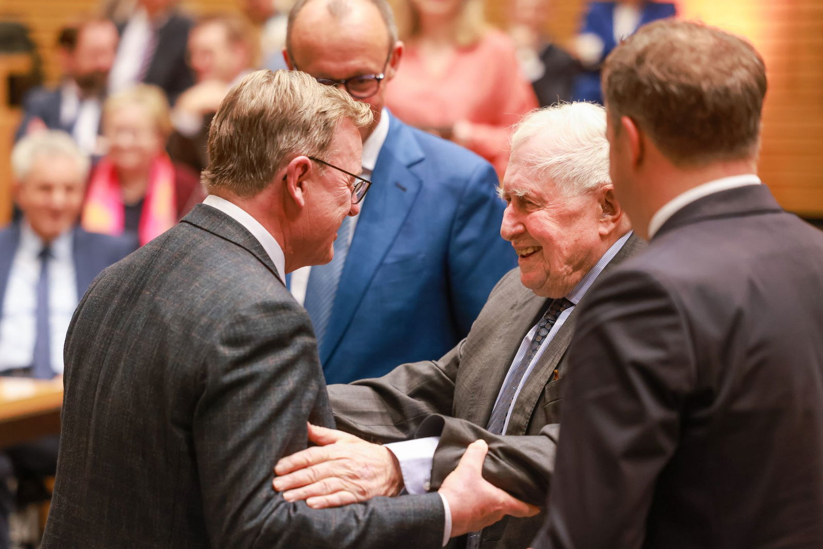 Vor zwei Jahren trafen sich der damalige Thüringer Ministerpräsident Bodo Ramelow (Linke) und Ex-Ministerpräsident Bernhard Vogel (CDU) bei einem Festakt. (Archivbild)