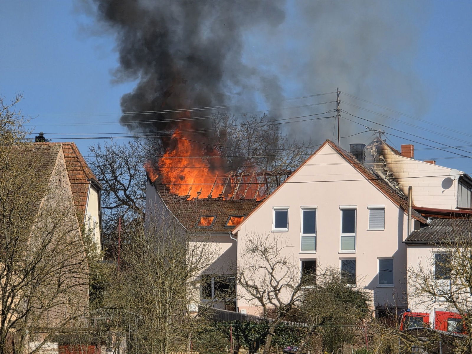 Flammen schlagen aus einem Dach in Nanzdietschweiler (Landkreis Kusel). 