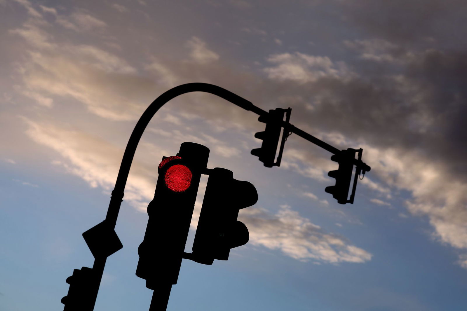 Laut Polizei soll der Motorradfahrer bei Rot gefahren sein - mit Folgen. (Symbolbild)