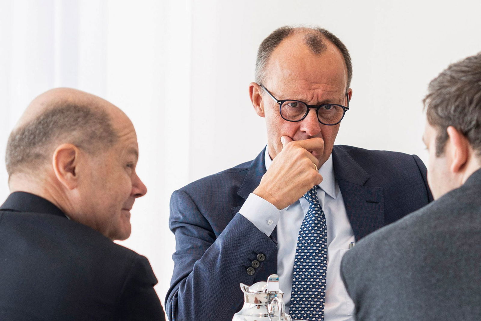 Der wahrscheinliche nächste Bundeskanzler Friedrich Merz (CDU) berät im Kanzleramt mit Amtsinhaber Olaf Scholz (SPD) und SPD-Chef Lars Klingbeil über das weitere Vorgehen.