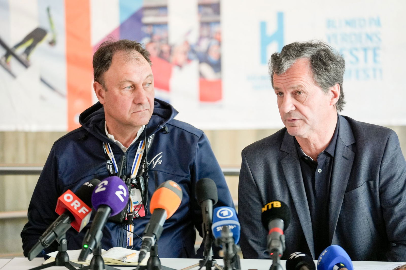 Fis-Rennleiter Sandro Pertile (l) wirkt angeschlagen.