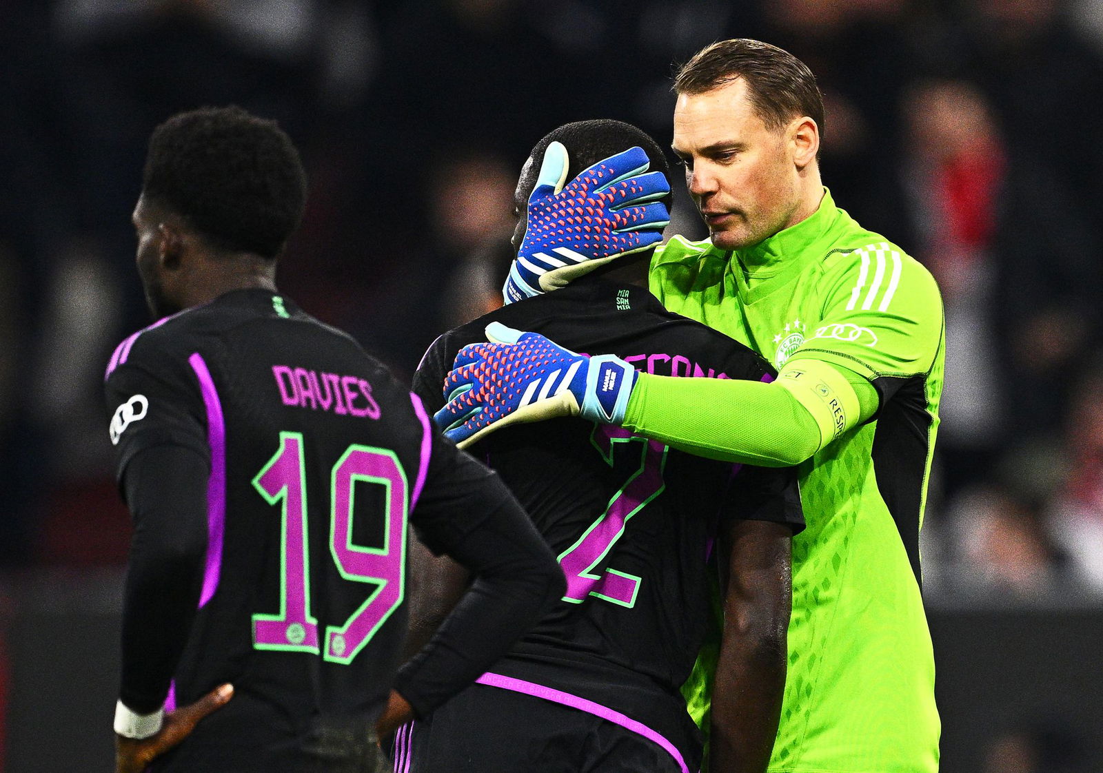 Nach Manuel Neuer (r) fallen auch Alphonso Davies (l) und Dayot Upamecano aus.