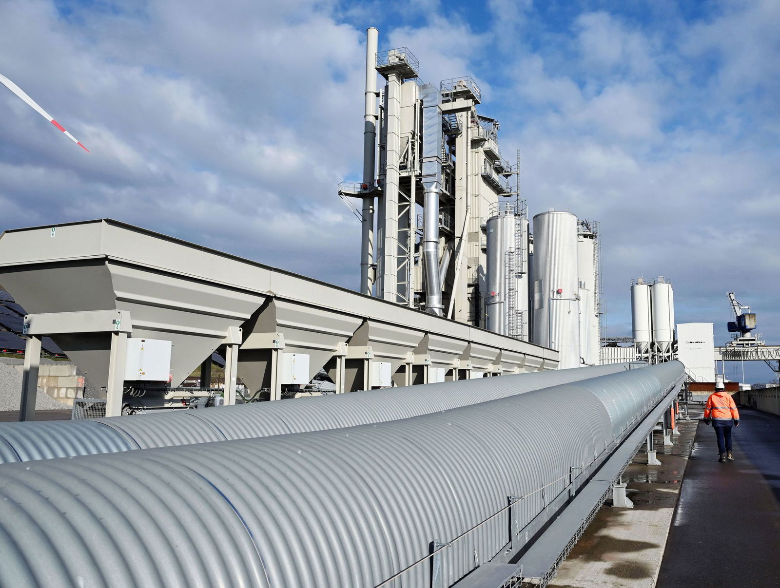 Über Türme gelangen die Rohstoffe in die Mischanlage, wo neuer Asphalt entsteht. 