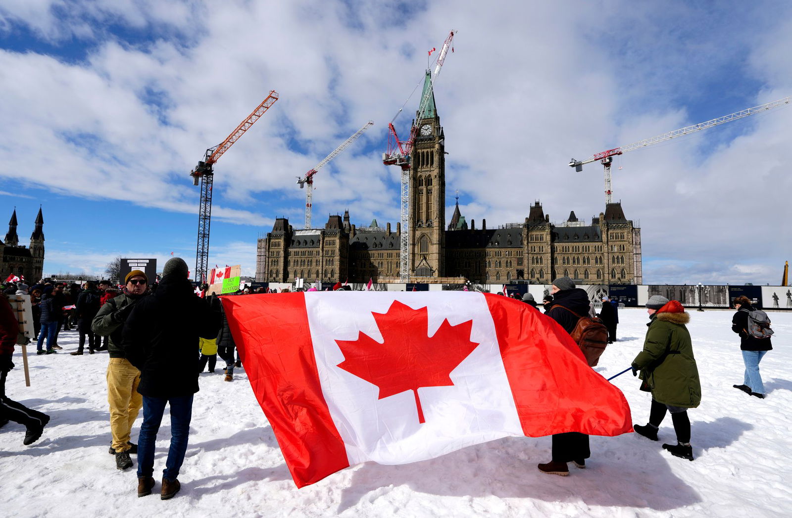 Die kanadische Flagge vor dem Parlament in Ottawa. (Archivbild)
