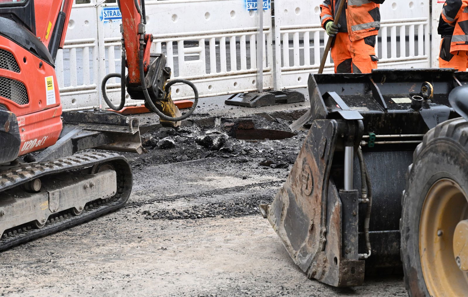 Schweres Gerät ist beim Straßenbau im Einsatz.