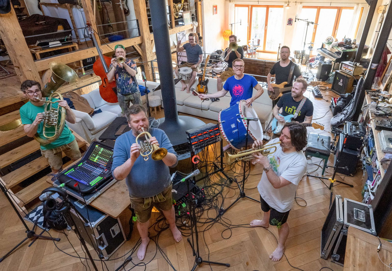 Das als Single schon vorab veröffentlichte «Goaßnmaß» feiert die Freundschaft, gute Gesellschaft und Bier.