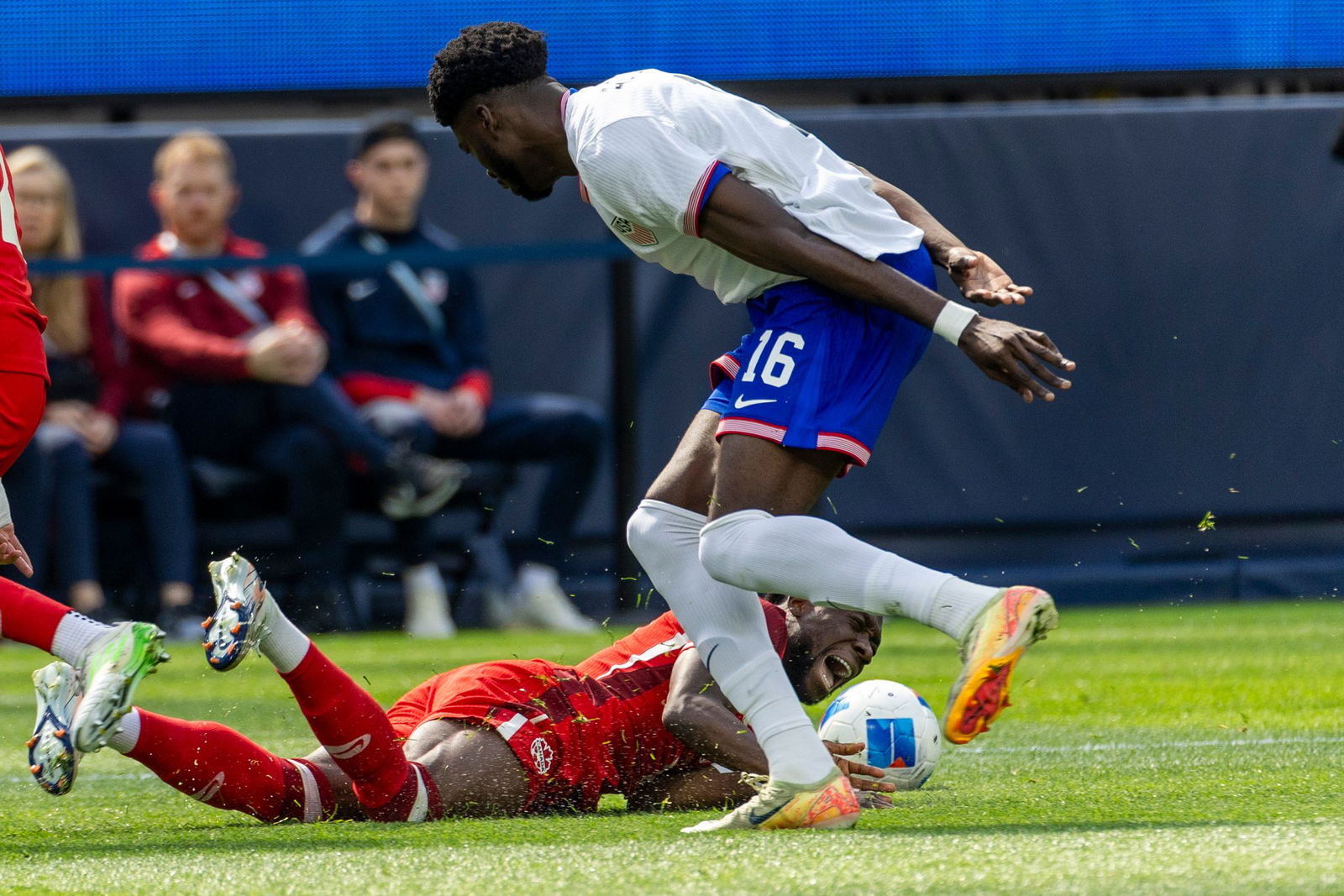 Alphonso Davies (unten) verletzte sich im Länderspiel gegen die USA.