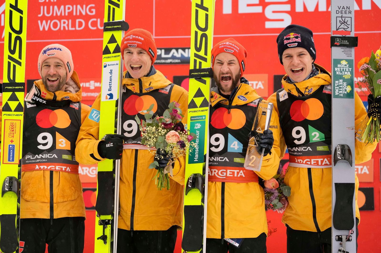 Markus Eisenbichler (2.v.r) schaffte es zum Abschied mit dem Team am Samstag auf das Podest.