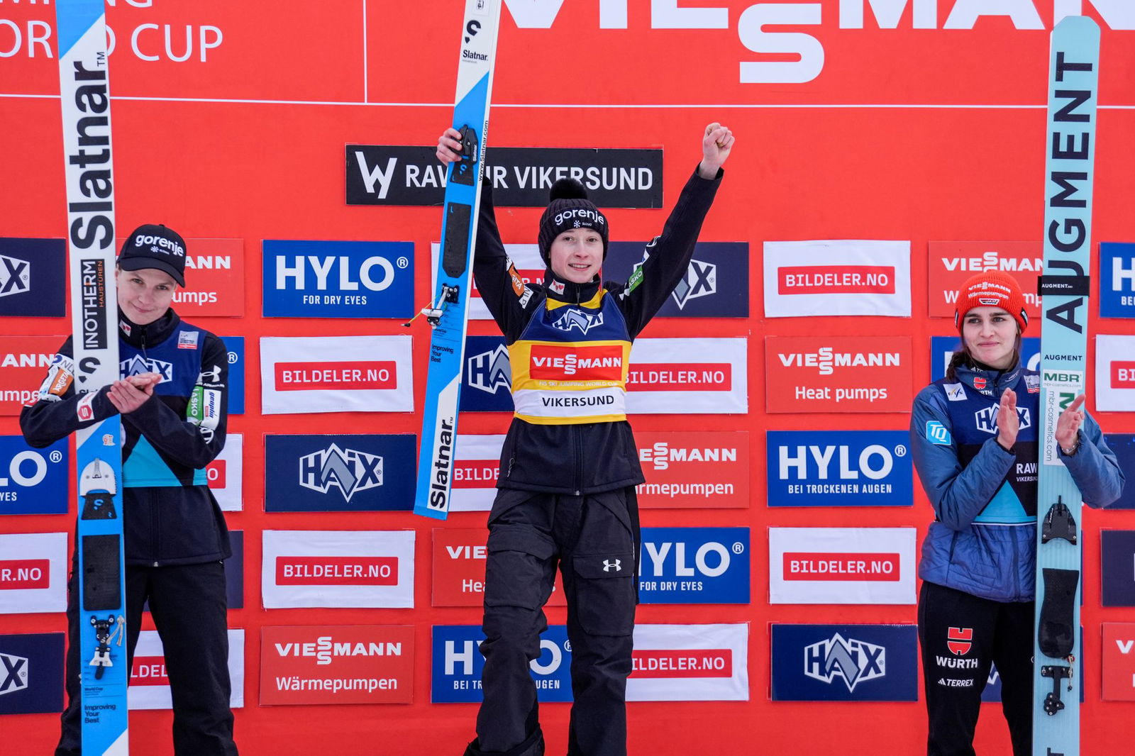 Nika Prevc bejubelt ihren Sieg.