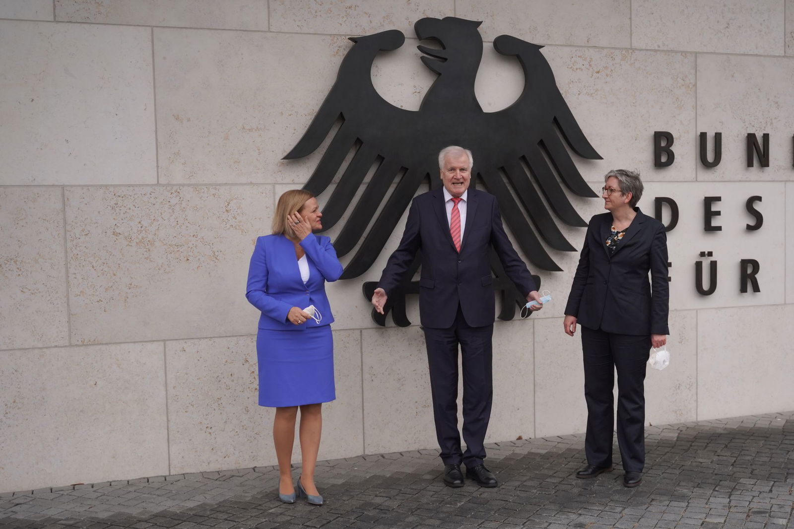 Horst Seehofer (CSU) war als Bundesinnenminister auch für Bau zuständig. Am 8. Dezember 2021 übergab er das Amt an zwei Politikerinnen der SPD. Nancy Faeser wurde Bundesinnenministerin. Klara Geywitz übernahm das neu geschaffene Bauministerium. (Archivfo…