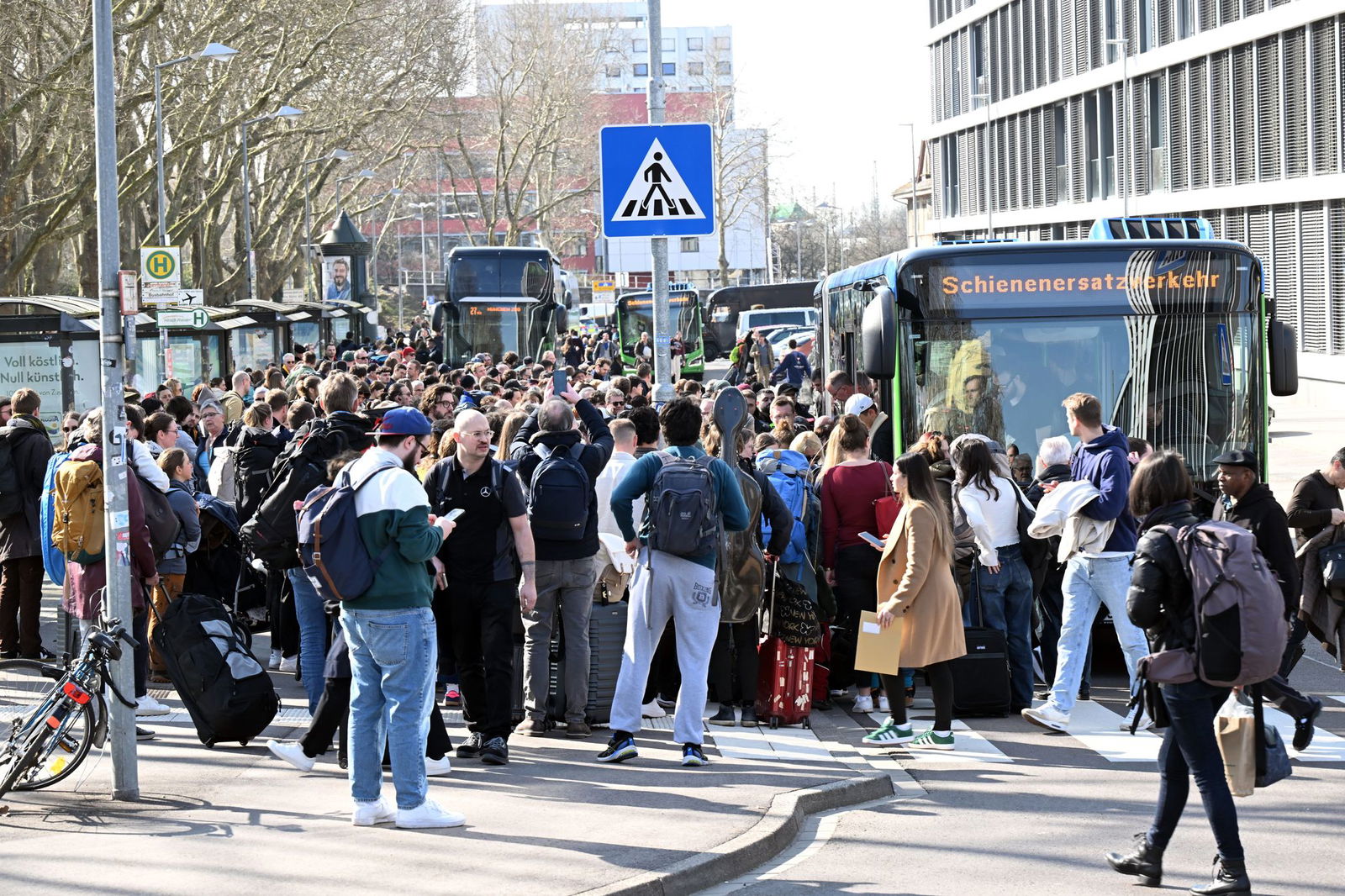 Geduld war gefragt am Busbahnhof Karlsruhe.