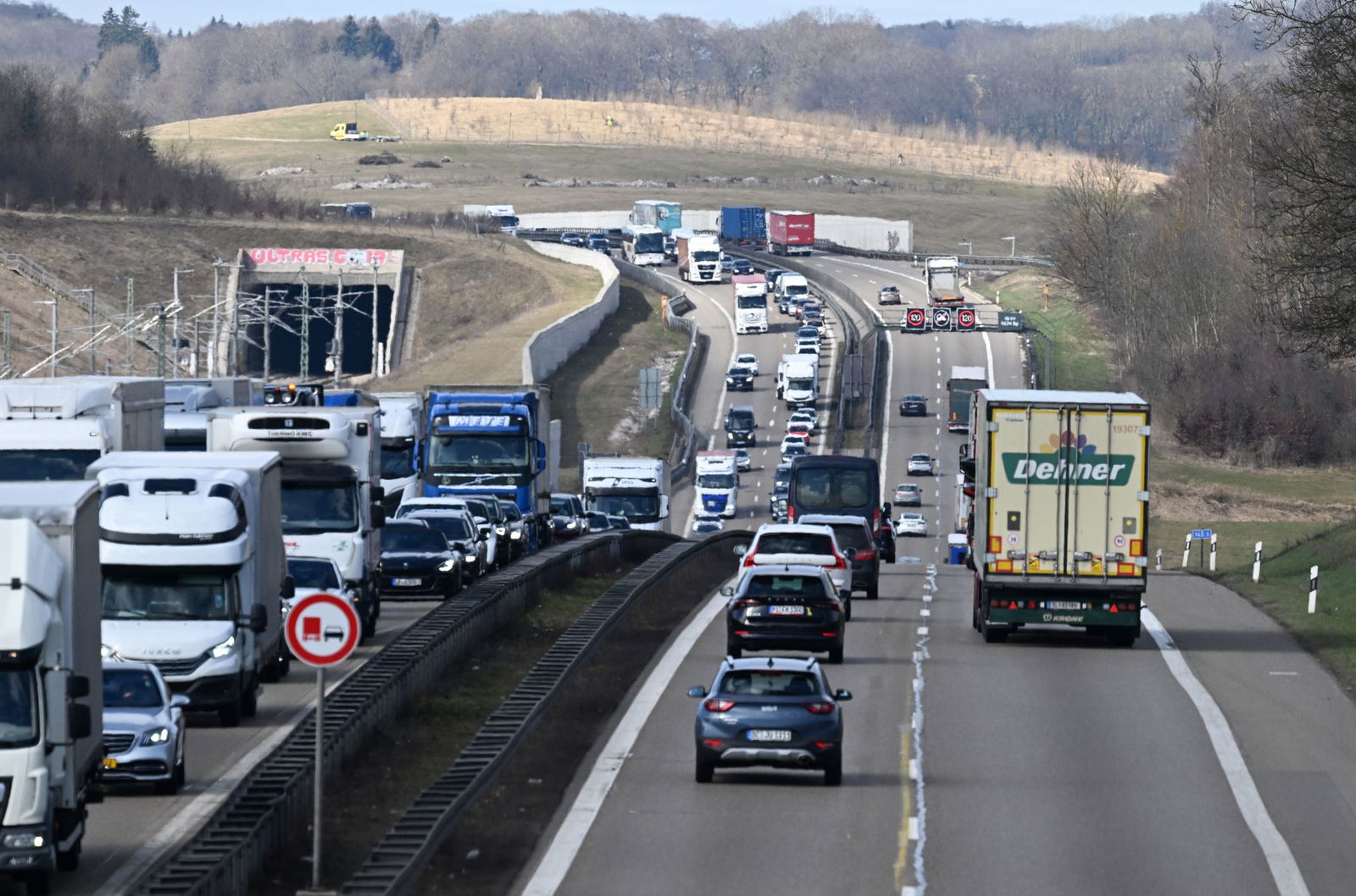 Am Albabstieg der A8 dürfen drei Tage lang keine Fahrzeuge fahren.