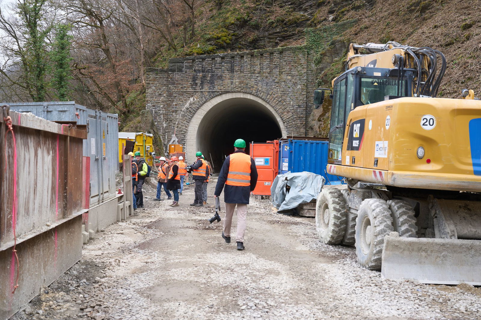An einem der Tunnel sieht man oben die neue Betonschicht unter der historischen Mauer.