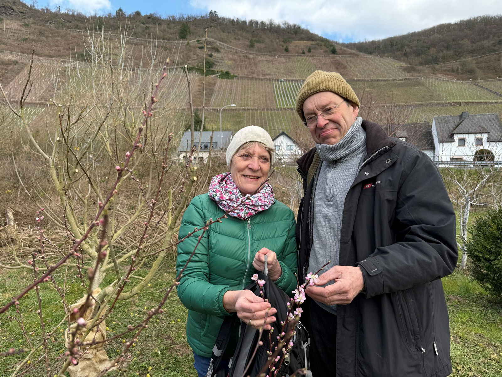 Größtes Risiko für Erzeuger wie Thomas Gerhards - hier mit Wein- und Kulturbotschafterin Irmgard Spreier - ist der Blütenfrost.