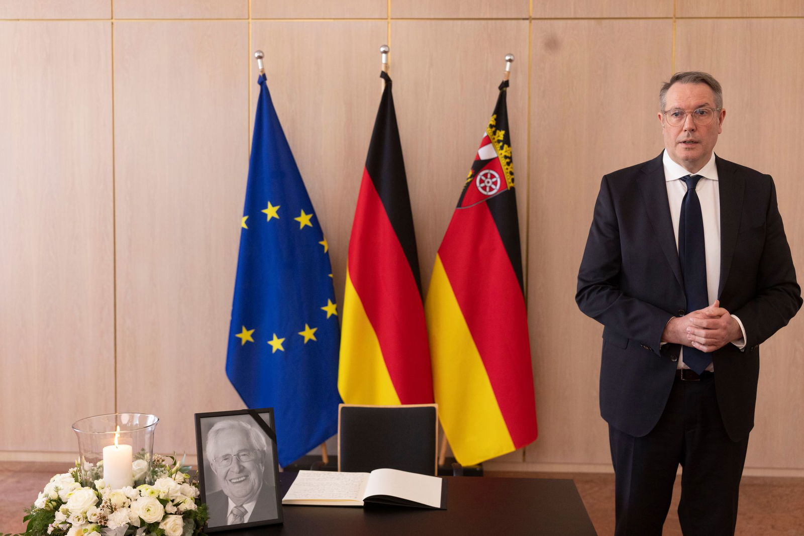 Der rheinland-pfälzische Ministerpräsident Alexander Schweitzer (SPD) gedenkt seinem verstorbenen Vorgänger Bernhard Vogel. Der CDU-Politiker stand von 1976 bis 1988 an der Spitze des Bundeslands.  
