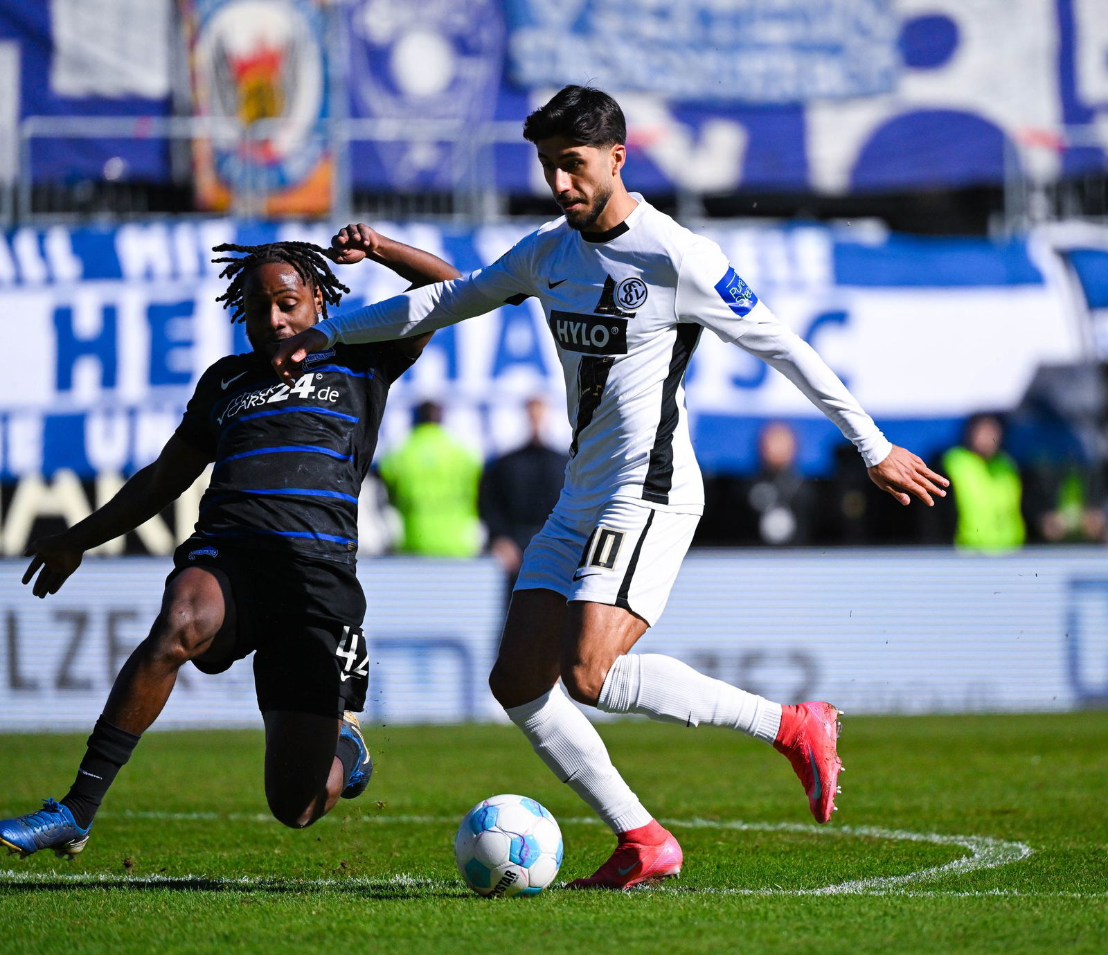 Elversbergs Muhammed Damar (r) erzielte gegen Hertha das 1:0.