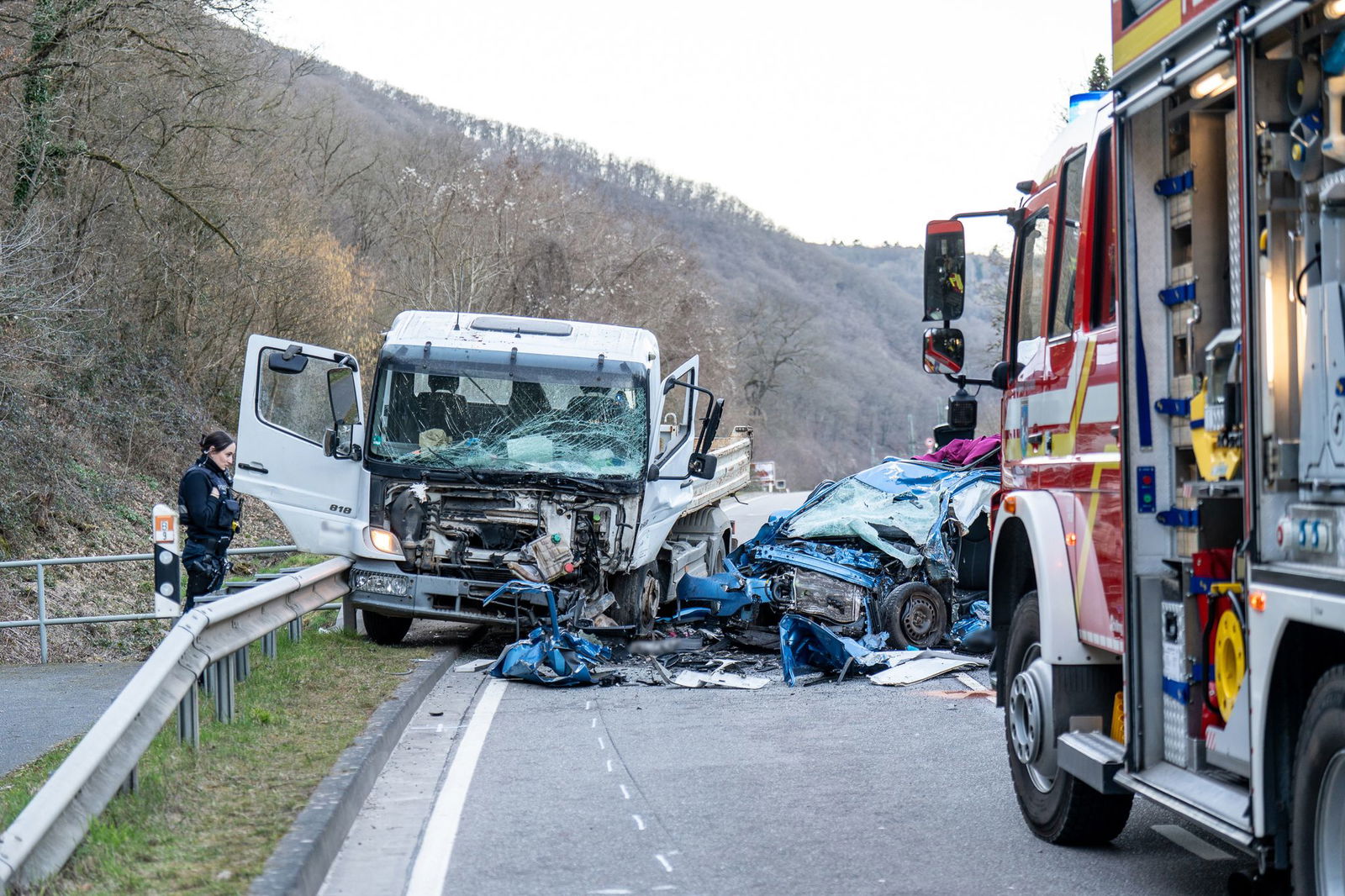 Rettungskräfte brachten den Fahrer des Lkw mit leichten Verletzungen ins Krankenhaus. 
