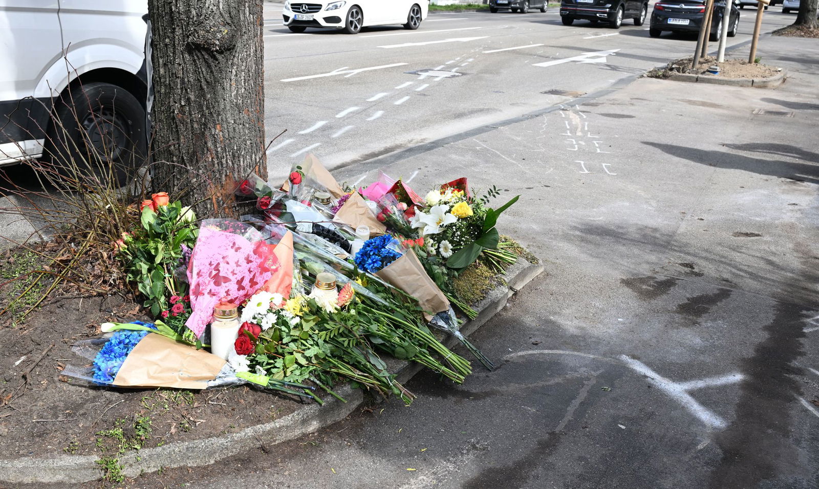 An der Unfallstelle hatten Menschen Blumen für die beiden getöteten Frauen abgelegt. 