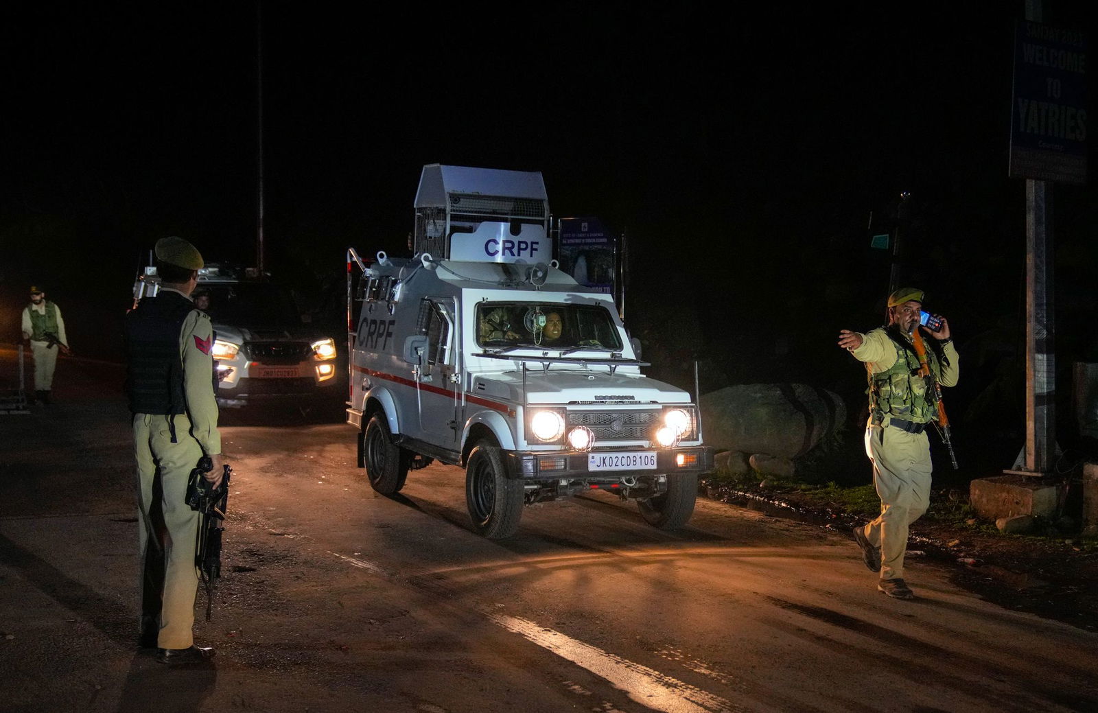 Indische Polizisten kontrollieren Straßen im Süden Kaschmirs, nachdem dort Angreifer wahllos das Feuer auf Touristen eröffnet haben.
