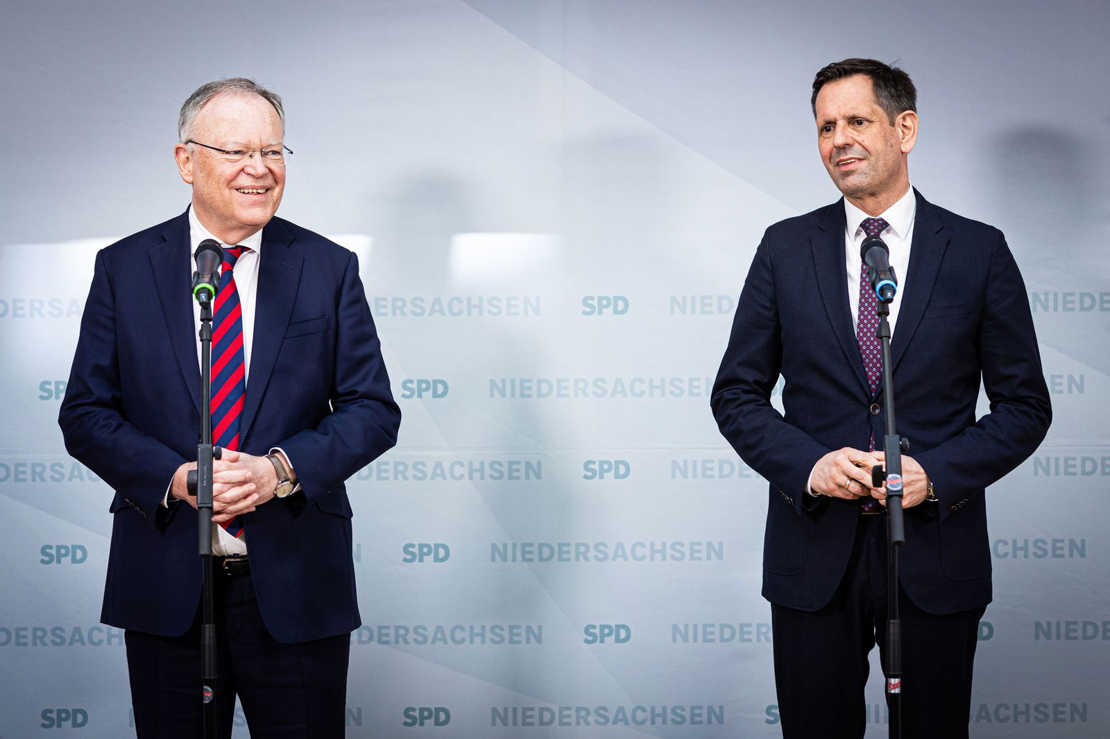 Im Mai will Niedersachsens Ministerpräsident Stephan Weil (links) die Amtsgeschäfte an Olaf Lies übergeben.