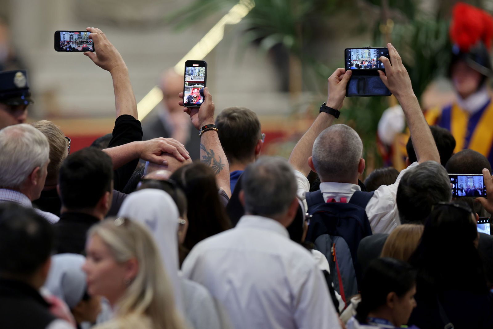 Zahlreiche Menschen warten auf ihr persönliches Abschiednehmen von Franziskus.