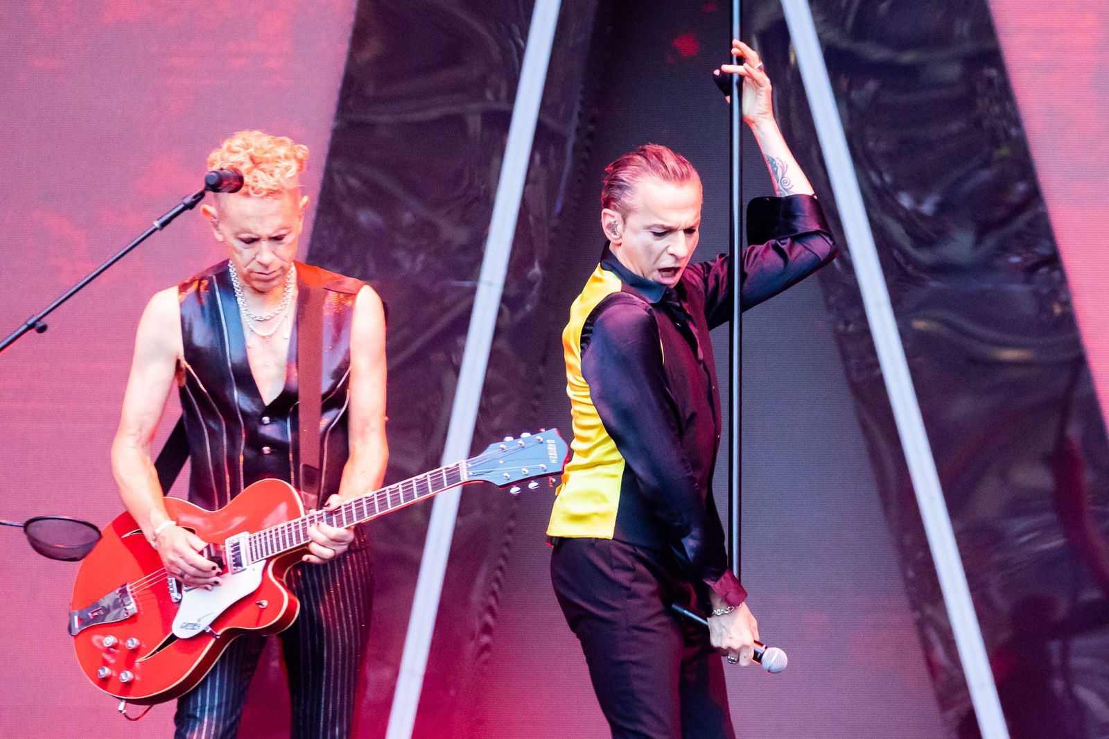 Dave Gahan und Martin Gore von Depeche Mode bei einem Konzert im Berliner Olympiastadion im Juli 2023.