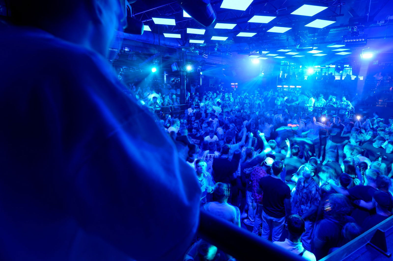 Gäste drängen sich auf einer der Tanzflächen im Kölner Club «Bootshaus». (Archivbild)