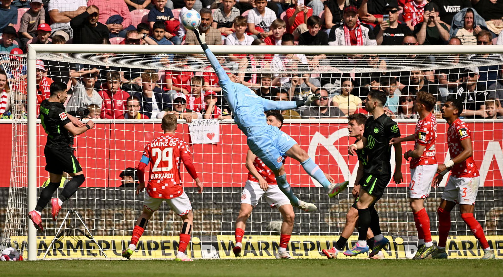 Muss sich strecken: Mainz-Keeper Robin Zentner