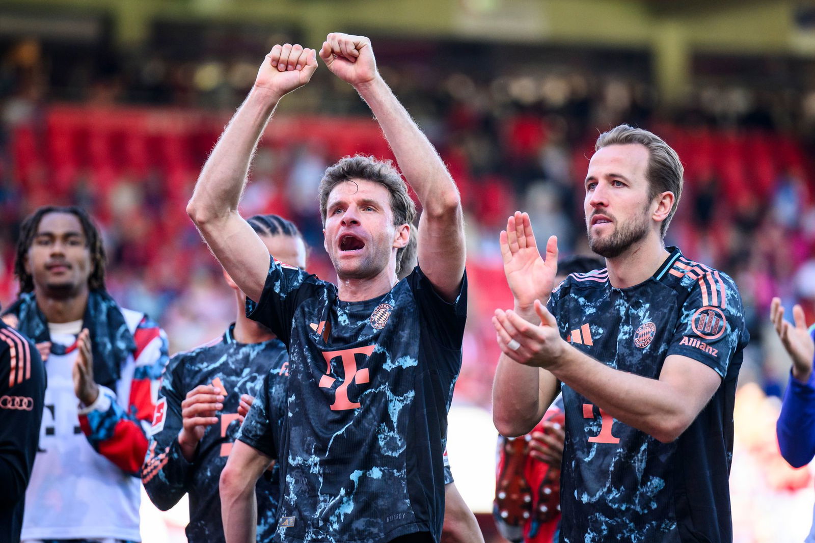 Thomas Müller (l) steht vor seinem 500. Bundesligaspiel und dem 13. Meistertitel mit dem FC Bayern. Harry Kane hofft mit 31 Jahren auf seinen ersten Team-Titel als Fußball-Profi.