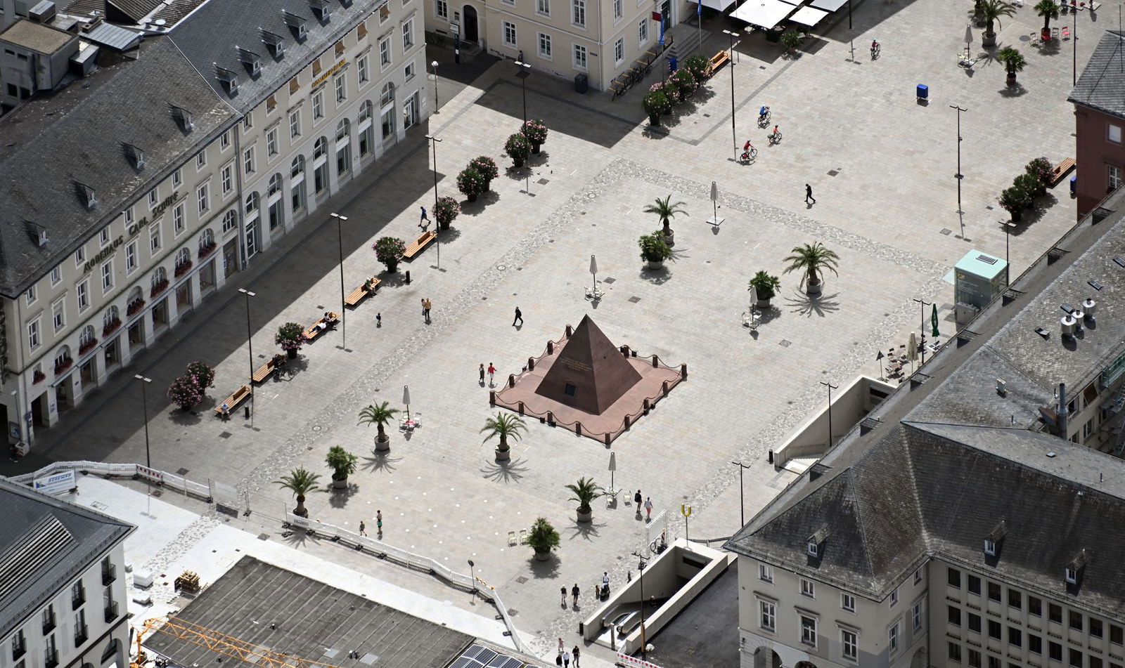Wenig Grün auf dem Karlsruher Marktplatz - wenn darunter eine U-Bahn fährt, haben Baumwurzeln keinen Raum.